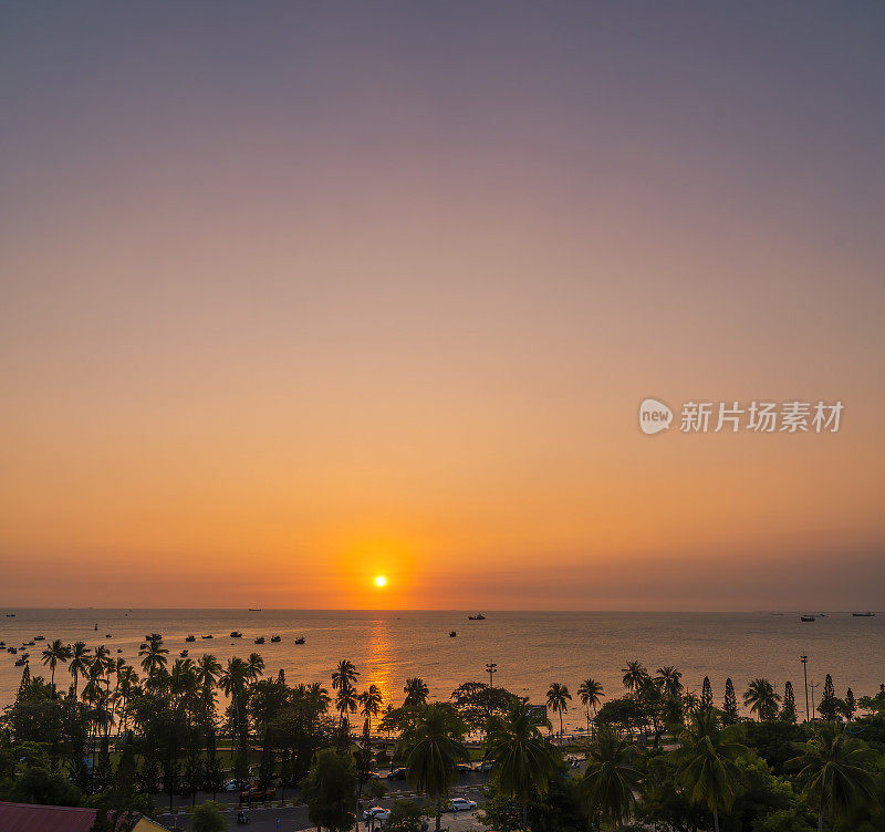 全景的沿海Vung Tau的看法，从上面，海浪，海岸线，街道，椰子树和陶凤山在越南。海上美丽的日落。